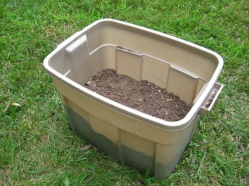 compoststep4 layer of dirt added to homemade compost bin