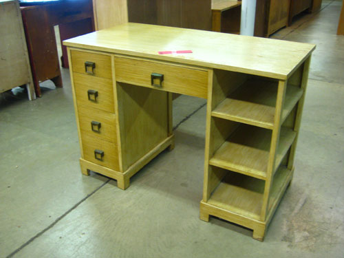 oliviasthriftstoredeskbeforepaintpaintedfurniture Oliviasthriftstoredeskbefor