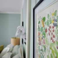 Updating Yard Sale Frames With Spray Paint