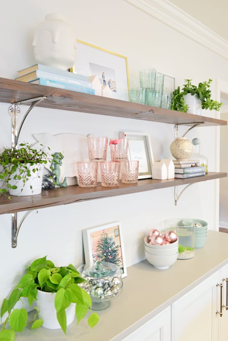 xmas-decor-kitchen-shelves-ornaments